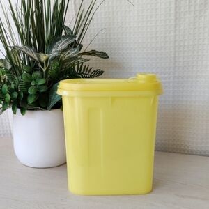 Vtg. Tupperware 1 Qt Yellow Store & Pour Beverage Pitcher w/Flip Top Lid #792-8